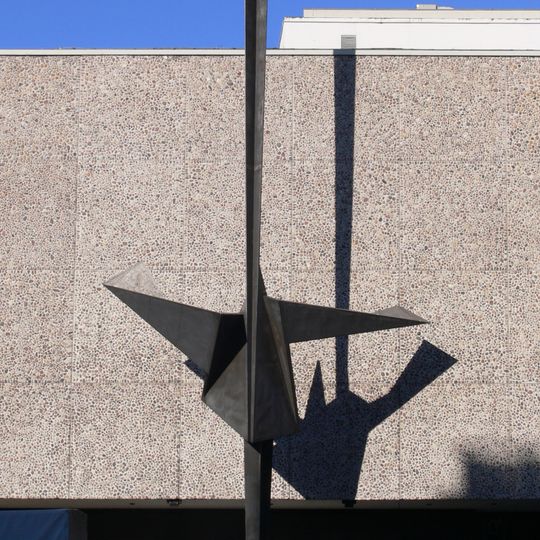 Skulptur vor der Deutschen Oper