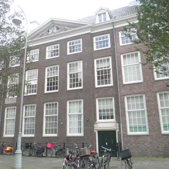 Zeven traveeën breed huis onder schilddak met schoorstenen