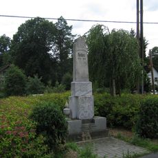 Pomník padlým v první světové válce u zastávky autobusu v Malé Vésce