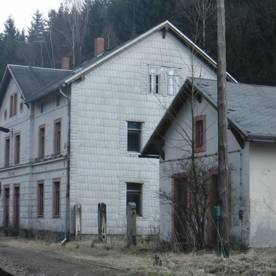 Empfangsgebäude und Nebengebäude des Bahnhofs Holzau Tannenweg 5