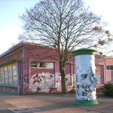 Versorgungszentrum, bestehend aus vier Gebäuden, gruppiert um einen Warenanlieferungshof Johann-Sebastian-Bach-Straße 11, 13, 15, 17 (Neustadt/WK 4)