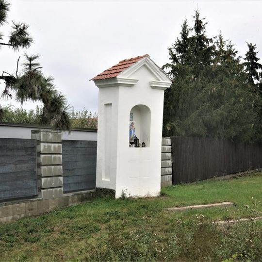 Kaplička za domem 202 v Jinočanech