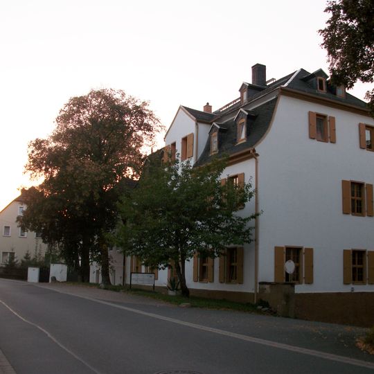 Einzeldenkmal der o. g. Sachgesamtheit: Herrenhaus und Rinderstall im rückwärtigen Anbau Dänkritzer Straße 30