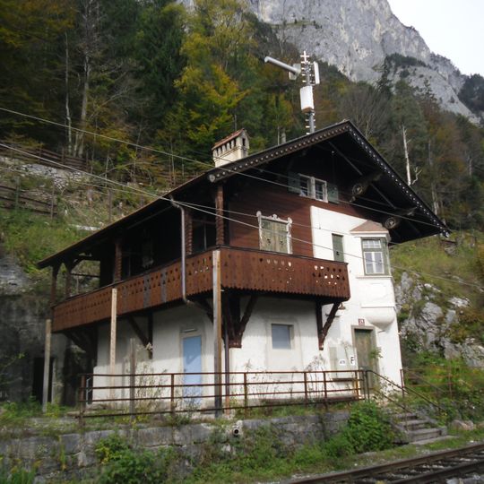 Martinswand station building