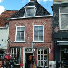 Pand onder zadeldak met voorschild (Rose Bijoux)