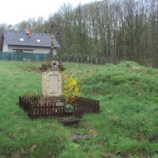 Kovaný křížek na kamenném podstavci u Horní Police