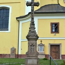 Kříž před kostelem v Pecce