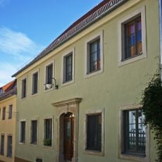 Fassade der westlichen Traufseite als Rest eines ehemaligen Wohnhaus in geschlossener Bebauung Schloßstraße 12