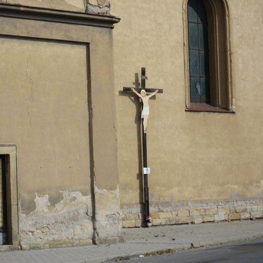 Kříž u kostela svaté Markéty na náměstí v Městci Králové