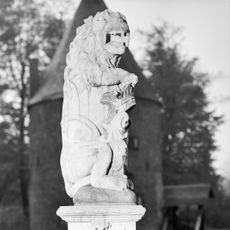 Wapenleeuwen op voorburcht bij Huis Bergh