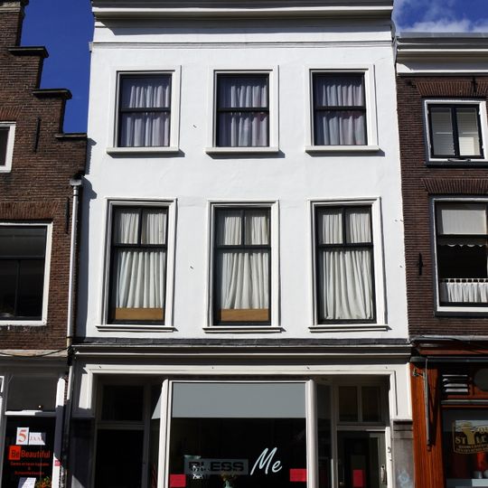 Pand bestaande uit drie bouwlagen en een kap loodrecht op de straat