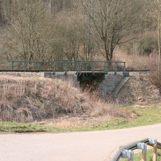 Železniční most přes lesní cestu v Nerestcích