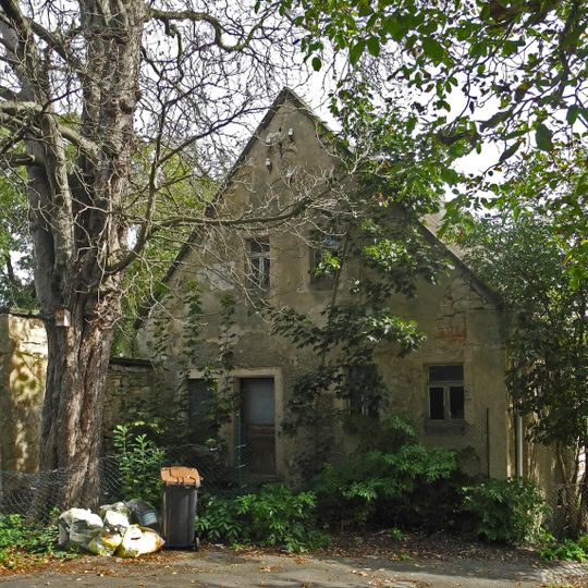 Wohnstallhaus, winkelförmig angebautes Seitengebäude und Scheune eines Bauernhofes Am Bürgerhaus 1