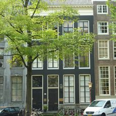 Pand met vierraamsgevel onder rechte lijst met empire deuren en snijramen