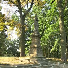 Socha svatého Judy Tadeáše na vrchu schodiště ke kostelu svaté Barbory jižně od Zahrádek