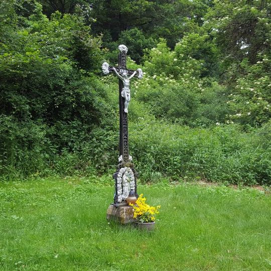 Kříž u Stroupínského mlýna západně od Hředel