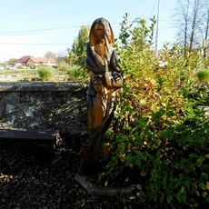 Socha Paní Korutanské s děckem u kostela v Kytíně