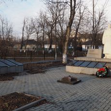 Monument la mormântul comun al ostașilor căzuți (858) în 1941 și 1944