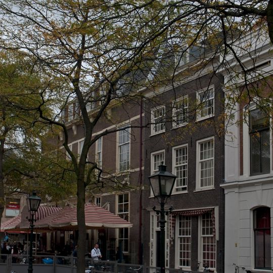 Gaaf pand met eenvoudig versierde deuromlijsting