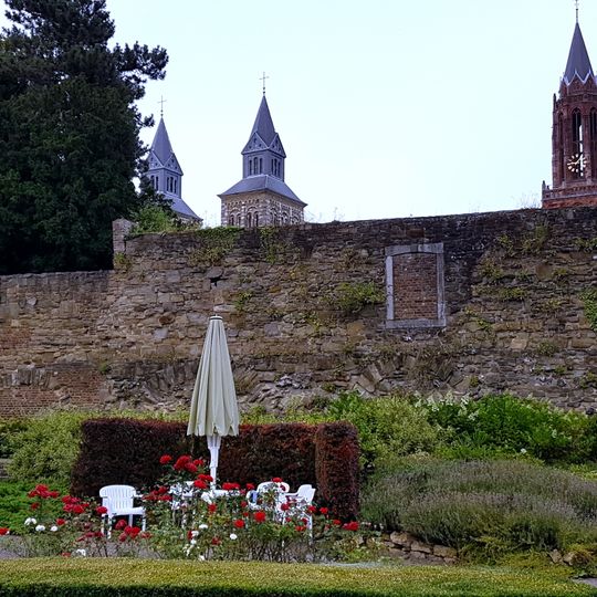 Stadsmuur in kloostertuin Zusters Onder de Bogen