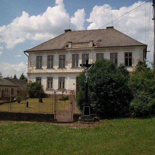 Kříž v Bohdalíně u bývalé školy