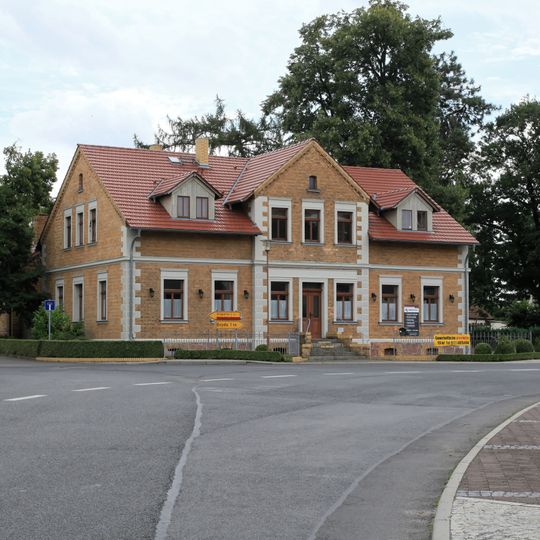 Wohnhaus , mit Seitengebäude und Einfriedung Zum Ziegeleiteich 1