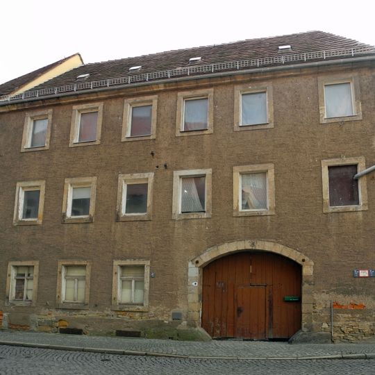 Wohnhaus in geschlossener Bebauung und Hinterhaus, bildet ein Grundstück mit Leschestraße 5 Antonstraße 19