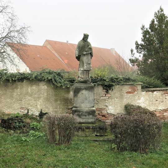 Socha svatého Jana Nepomuckého u kostela v Dolním Slivně