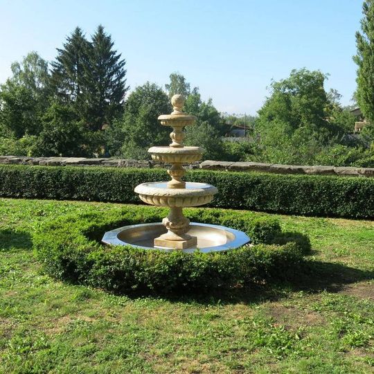 Kašna za kostelem svatých Petra a Pavla v Mimoni