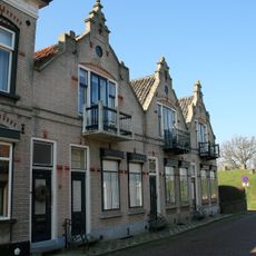 Naar het raadhuis van Willemstad leidende Raadhuisstraat telt nog een aantal dijkwoningen