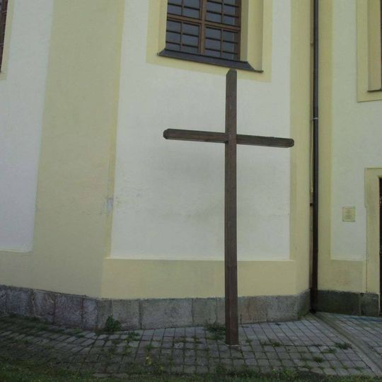 Kříž u zdi kostela v Nečtinech