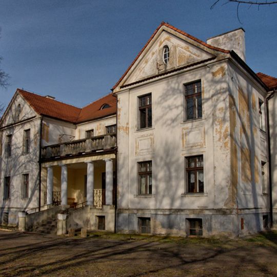 Zespół dworski w Młodzikowie