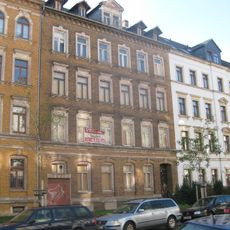 Mietshaus in geschlossener Bebauung mit Vorgarten Richardstraße 1