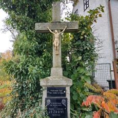 Kříž v Mohelnici u Nepomuka u čp. 32