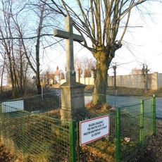 Kříž u hřbitova ve Všestarech