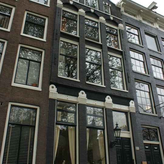 Pand met gevel met doorgaande pilasters, verbonden door bogen met blokken onder kloktop