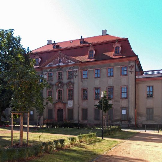 Sachgesamtheit Schloss und Rittergut Brandis, mit folgenden Einzeldenkmalen: Schloss, Torhaus, West- und Ostflügel des Wirtschaftshofes sowie Mausoleum und Wasserturm im Gutspark , weiterh