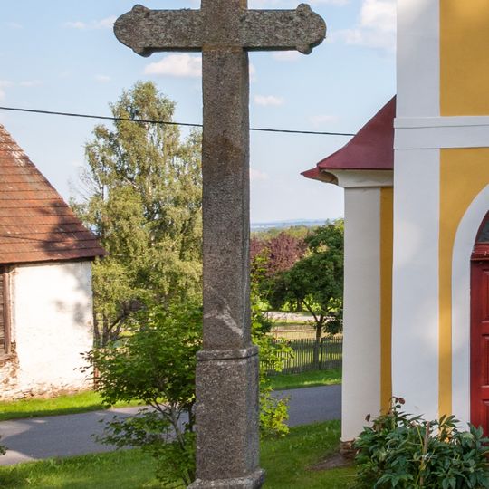 Kříž u kaple v Bradáčově
