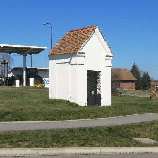 Kaplička naproti hřbitovu v Brništi