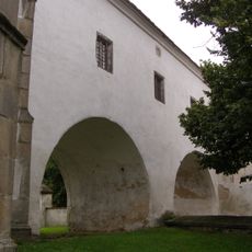 Mostní přechod mezi kostelem a farou v Cizkrajově