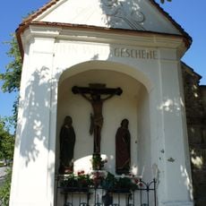 Kreuzigungsgruppe an der Klostermauer