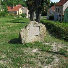 Pomník výročí povýšení na městečko v centru Vraného