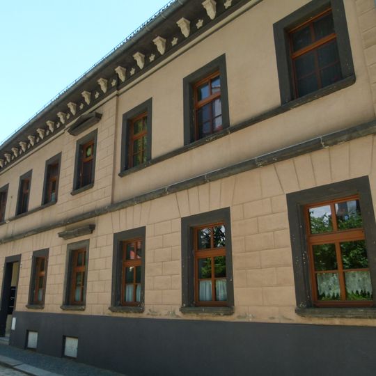 Reste der ehemaligen Stadtmauer im hinteren Flurstücksbereich und Doppelwohnhaus in halboffener Bebauung Pfarrgasse 10, 12
