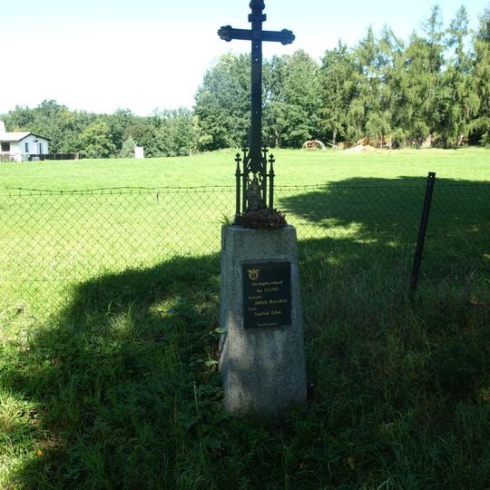 Kříž na památku obětí letecké havarie u letiště ve Strakonicích