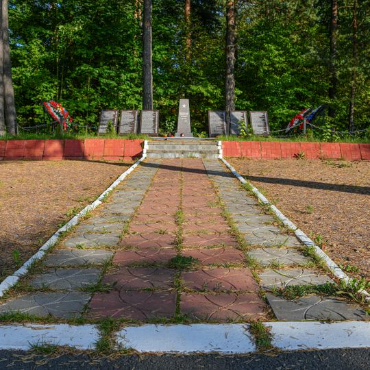 Братская могила советских воинов, погибших в борьбе с фашистами