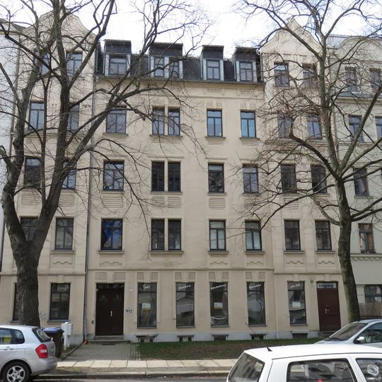 Mietshaus in geschlossener Bebauung mit Vorgarten Orthstraße 13