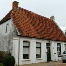 Pand onder hoog zadeldak met afgewolfd zadeldak (vormt een geheel met nr. 29)