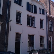 Pand met afgeknotte, gepleisterde puntgevel