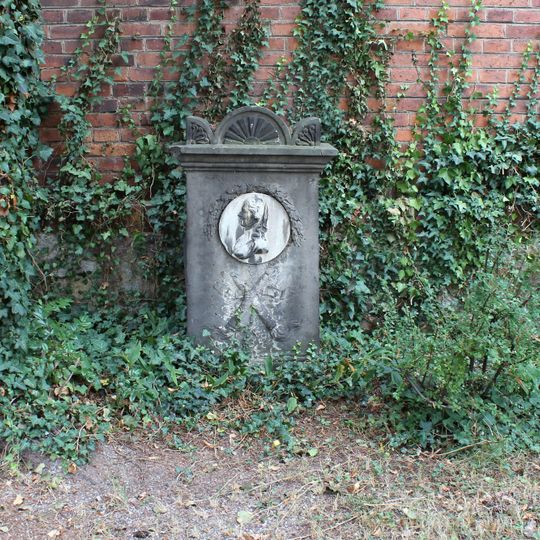 Einzeldenkmale der Sachgesamtheit Stadtfriedhof Bad Düben: Friedhofskirche, Leichenhalle, zwei Glocken, sieben Grabmale, ein Gedenkstein und ein Grufthaus sowie Einfriedung (siehe auch Sachgesamtheitsliste - Obj. 09304758, gleiche Ansch
