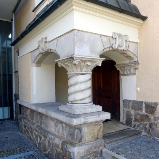 Eingangsvorbau des Finanzamtes